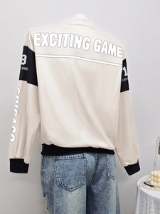 Détail de la veste de course avec imprimé EXCITING GAME et bords-côtes rayés