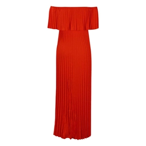 Détail de la robe maxi rouge à épaules dénudées avec encolure à volants et plis fins