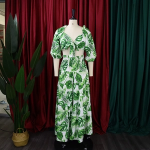 Détail du haut à col en V noué avec imprimé feuilles tropicales et manches bouffantes