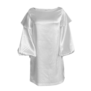 Détail d'une robe en satin blanc avec volants à col bardot et manches lanternes bouffantes
