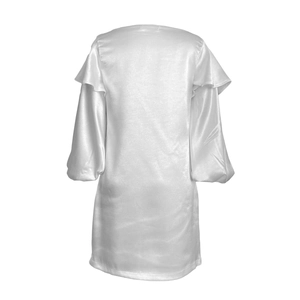 Détail d'une robe en satin blanc avec manches bouffantes manches et volants sur les épaules