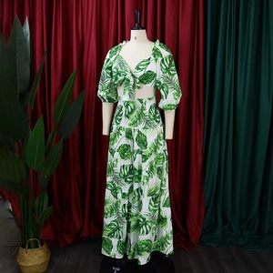 Détails de l'ensemble femme haut court et jupe étagée à imprimé de feuilles tropicales