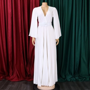 Détail d'une robe maxi plissée blanche avec col en V, manches cloches et ceinture