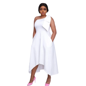 Robe blanche élégante à une épaule avec grand nœud et jupe midi évasée chic