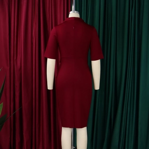 Vue arrière d'une robe crayon bordeaux ajustée avec un col à revers et manches courtes