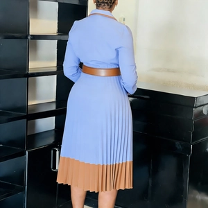 Detailansicht hellblaues Plisseekleid mit braunem Kontrastsaum und passendem Gürtel