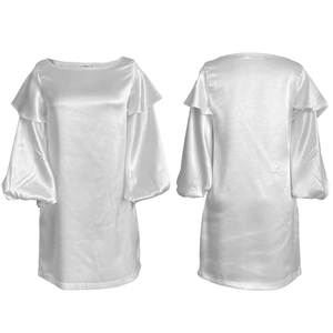 Vue avant et arrière d'une robe trapèze en satin blanc avec manches bouffantes et texture lisse