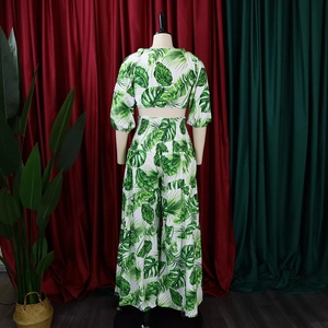 Détail de l'imprimé tropical sur l'ensemble deux pièces avec crop top et pantalon large