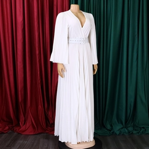 Détail de la robe longue plissée blanche avec décolleté en V et large ceinture assortie