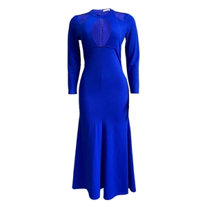 Dettaglio dell'abito a sirena blu reale con inserti in mesh nera e apertura a goccia chic