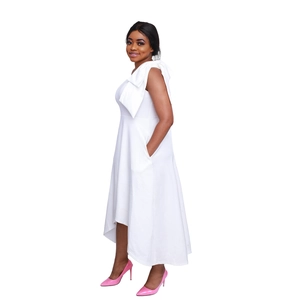 Robe blanche élégante à une épaule avec nœud décoratif et ourlet asymétrique