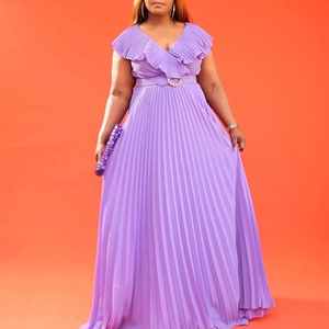 Détail d'une robe maxi plissée violette avec décolleté en V, volants et ceinture assortie