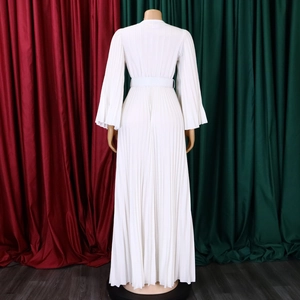 Détail d'une robe longue plissée blanche à manches longues avec col rond et ceinture