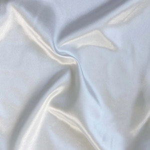 Robe élégante en satin blanc à manches bouffantes au lustre nacré et texture fluide