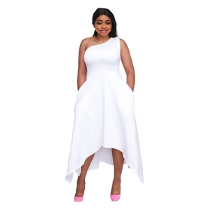Détail d'une robe blanche asymétrique à une épaule avec poches et taille haute
