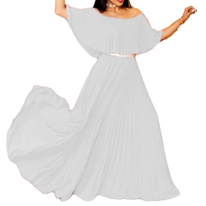Robe longue plissée blanche à épaules dénudées avec ceinture dorée et coupe élégante
