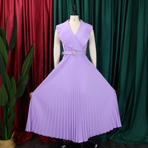 Détail d'une robe plissée sans manches violette avec col en V et ceinture assortie