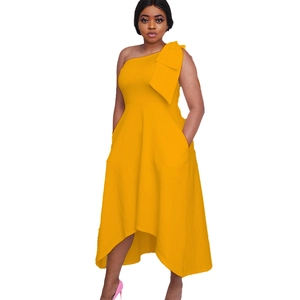 Robe asymétrique jaune moutarde élégante avec nœud géant et ourlet irrégulier