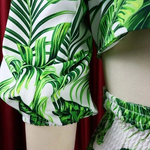 Détail de l'imprimé palmier tropical avec manches bouffantes et taille élastique d'été