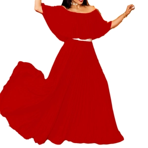 Détail de la robe longue plissée rouge à épaules dénudées avec ceinture dorée brillante