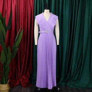 Détail d'une robe maxi plissée violette avec col en V et ceinture ornée de strass