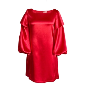 Détail d'une robe en satin rouge avec manches lanternes et volants délicats sur l'épaule