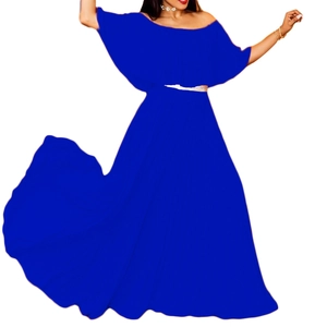 Détail d'une robe longue plissée bleu roi à épaules dénudées avec volants chics