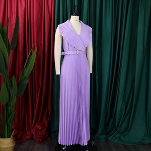 Détail de robe longue plissée sans manches violette avec volants en V et ceinture taille