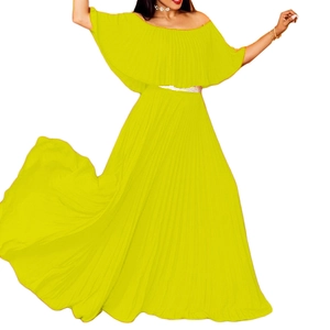 Détail de la robe longue plissée à épaules dénudées et décolleté à volants jaune