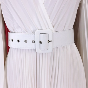 Détail d'une large ceinture blanche avec boucle gainée de tissu et œillets métalliques