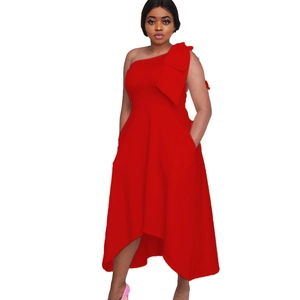Robe rouge asymétrique avec grand nœud à l'épaule et ourlet fluide irrégulier