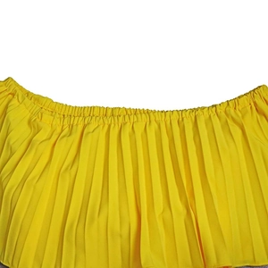 Détail du tissu plissé jaune vif avec taille élastique sur une robe longue d'été