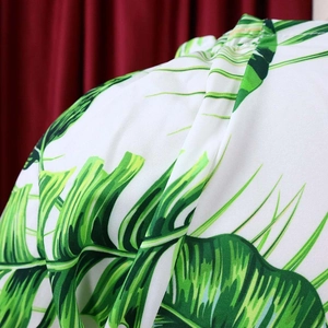 Détails de l'imprimé tropical sur le haut à col en V avec texture de tissu et plis