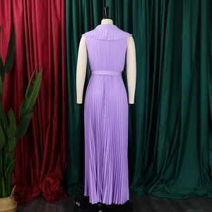 Détail arrière d'une robe longue plissée violette sans manches avec ceinture assortie