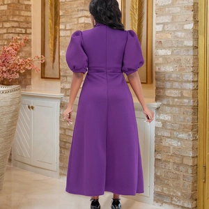 Dettaglio dell'elegante abito viola a trapezio con maniche a sbuffo e collo alto sul retro