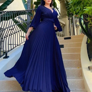 Robe longue élégante plissée bleu foncé à col en V avec ceinture pour femme en extérieur