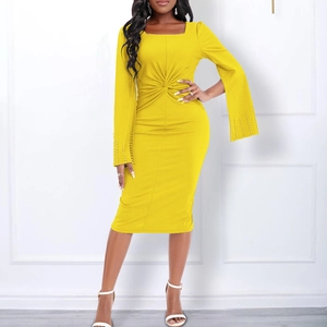 Robe jaune vif à col carré avec manches cape perlées et détail de nœud à la taille