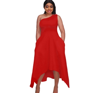 Détail de la robe rouge à une épaule avec poches latérales et ourlet asymétrique fendu