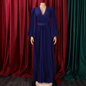 Détail du décolleté en V et de la texture plissée fine sur la robe longue bleu marine