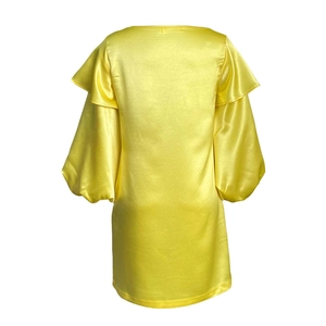 Vue arrière d'une robe en satin jaune vif avec des manches lanternes à double volant