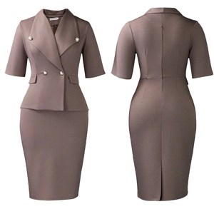 Détails avant et arrière d'un ensemble blazer à basque et jupe crayon mauve