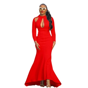 Abito lungo rosso a maniche lunghe aderente con dettagli cut-out su spalle e collo