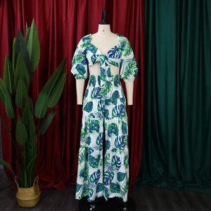 Détail de l'imprimé palmier tropical sur l'ensemble haut à nouer et pantalon large