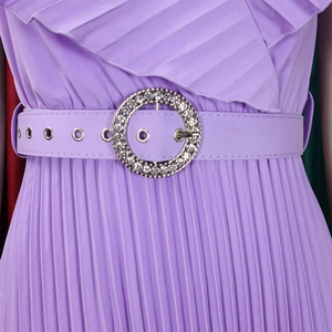 Détail de la taille de la robe plissée violette avec une boucle de ceinture en strass brillants