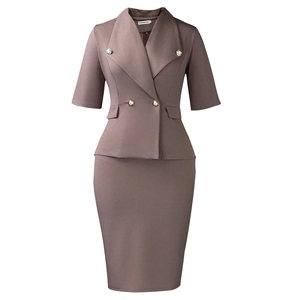 Vue détaillée d'un tailleur taupe à col à revers et fermeture à double boutonnage élégante