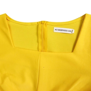 Détail du col carré et zip arrière sur cette robe cape jaune vif en tissu tissé