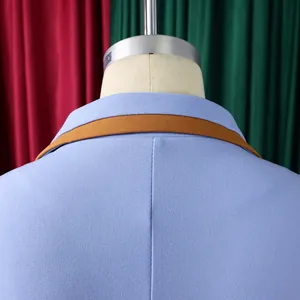 Detail eines hellblauen Blazers mit braunem Saum und strukturierter Textur auf Schneiderpuppe
