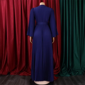 Détail de la robe de soirée plissée bleu foncé avec d'élégantes manches cloches au dos