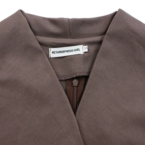 Détail du col à revers et étiquette de marque sur la robe grise tissée avec zip
