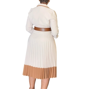 Details des eleganten Plissee-Maxikleids mit kontrastierendem Beige-Braun-Farbschema